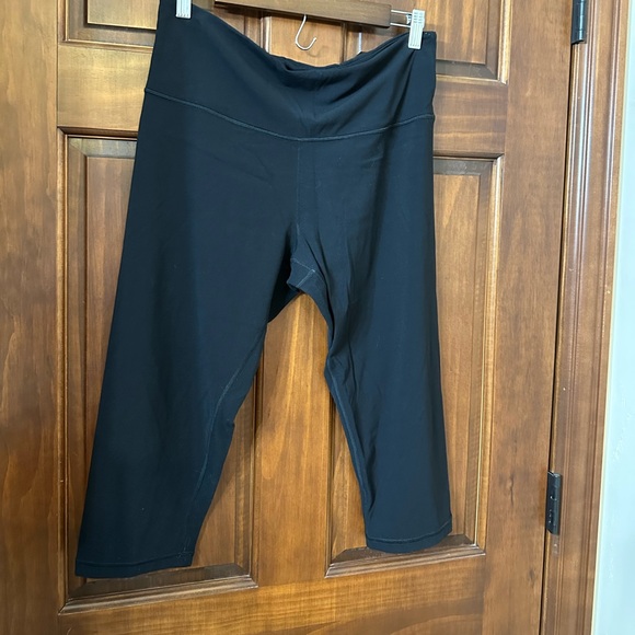 2 Pairs of 1x Athleta Elation Capris 🫨 - Picture 4 of 8